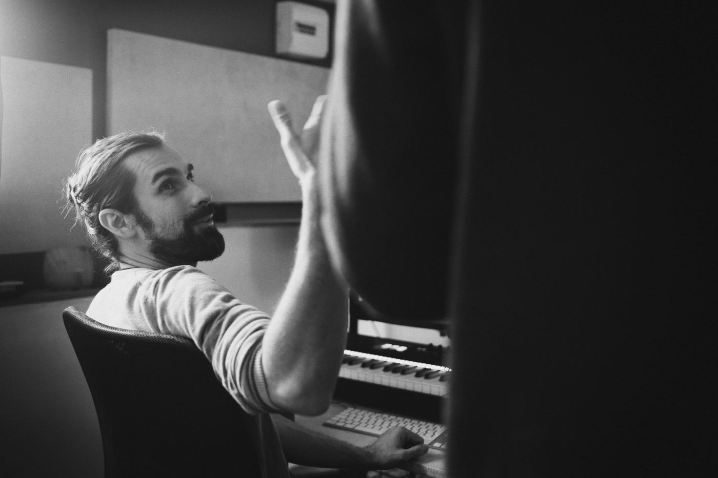 Séance d’écoute et d’échange au studio