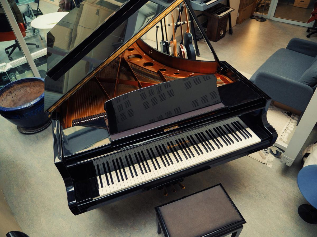 Un piano à queue Bösendorfer dans le studio de Camille