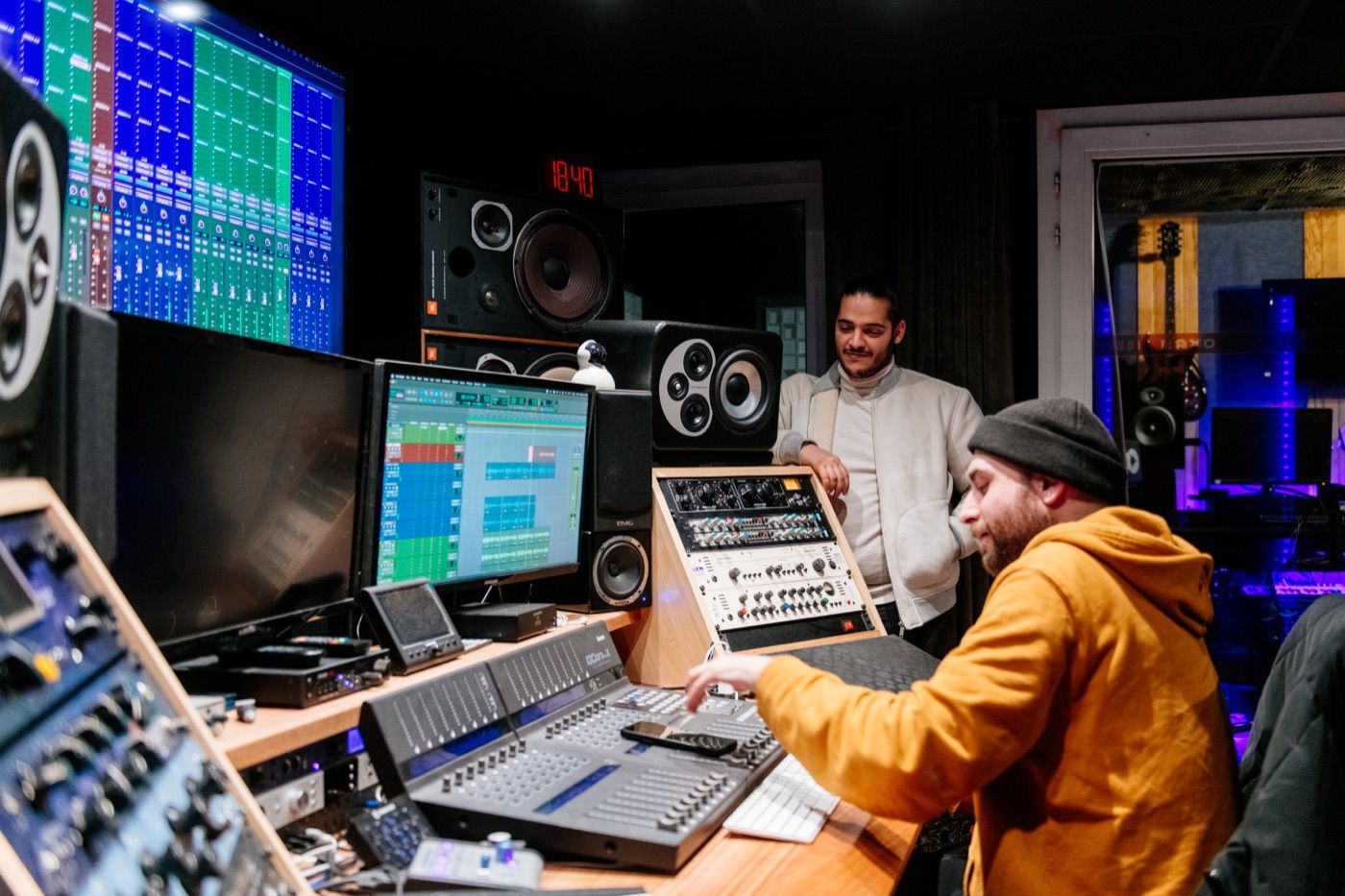 Anthony et Arslane à la console de la régie
