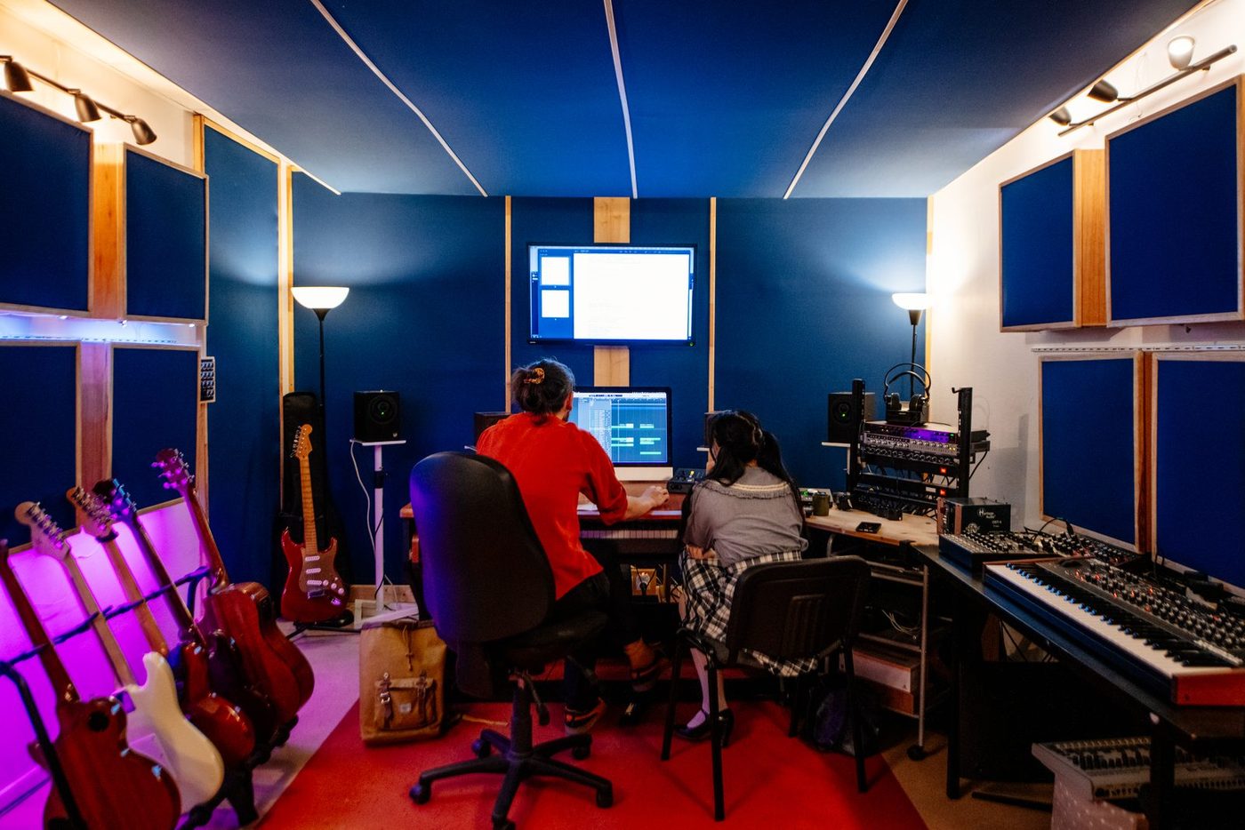 Une séance de travail en régie au studio