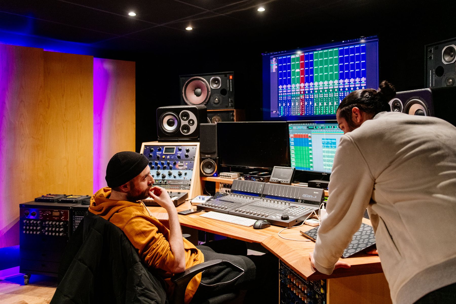 Deux musiciens au travail dans la régie du studio